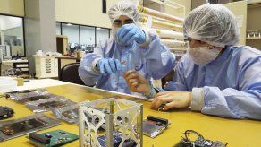 Universitarios crean el primer satélite chileno