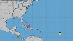 Fred se degradó a depresión, se encuentra a 40 millas (65 km) al oeste-suroeste de la isla Gran Inagua, Bahamas, y a 80 millas (175 km) al este de Guantánamo, en Cuba.