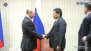 Presidente Duterte de Filipinas se encuentra con su héroe Putin en Perú