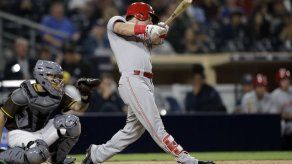 Gennett jonronea en tirunfo de Rojos sobre Padres