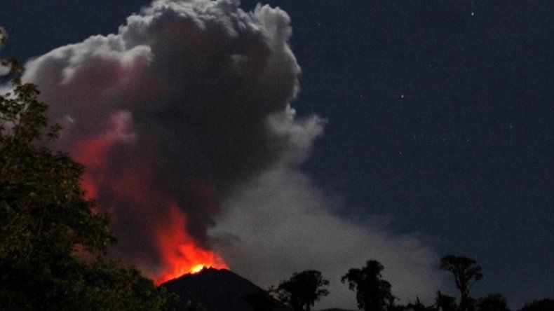 Alta actividad de volcán ecuatoriano Reventador con emisiones de 200 metros