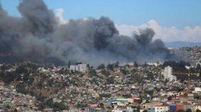 Máxima alerta en Viña y Valparaíso por incendio fuera de control