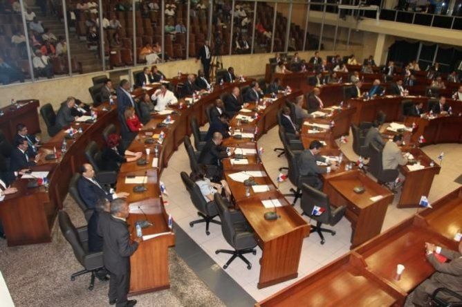 Surgen reacciones a favor de suspensión de salarios de diputados suplentes