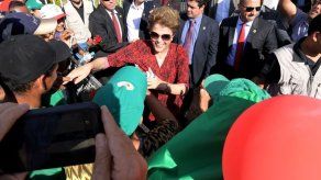 Dilma Rousseff deja por última vez la residencia presidencial