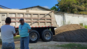 Personal de MiAmbiente junto al cambión Personal de MiAmbiente junto al cambión
