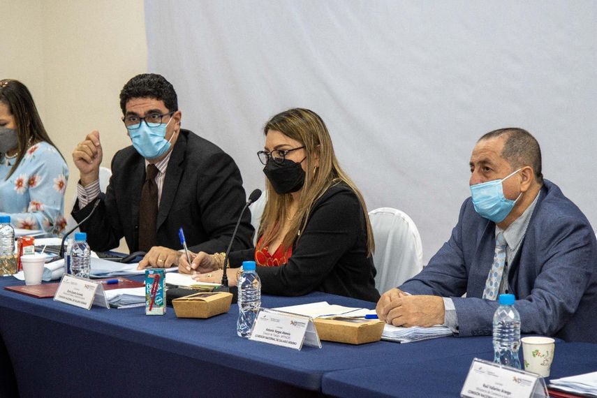 La ministra Doris Zapata participa de la reunión de la Comisión Nacional de Salario Mínimo.