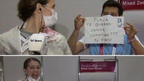 María Belén Pérez Maurice (esgrimista) y Lucas Saucedo (entrenador) durante el maravilloso momento en Tokio 2020.