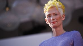 Tilda Swinton presenta sus respetos a la reina Isabel II