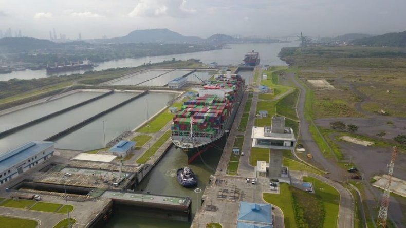 Tránsito de buques por Canal de Panamá es espectacular, dice administrador Quijano
