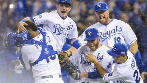 Kansas City barre a los Angelinos y van por título de la Americana