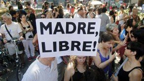 Centenares protestan en España contra cambio en la ley del aborto