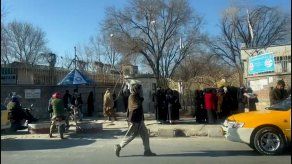 Guardias armados impiden a mujeres entrar en universidades de Afganistán