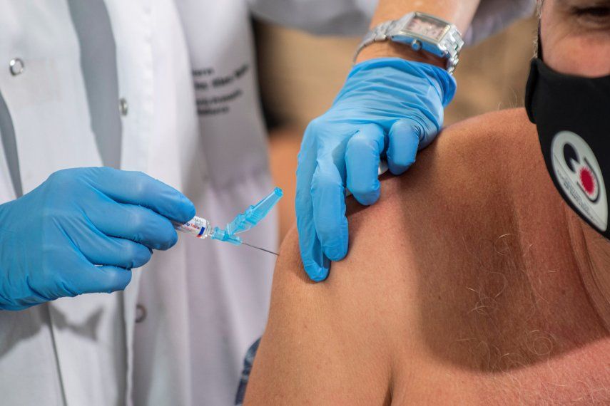 El análisis reveló que aquellos sin la vacuna contra la gripe eran significativamente más propensos (hasta un 20 % más de probabilidades) de haber sido admitido en la UCI.