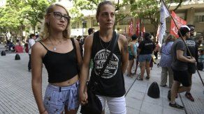 Mujer arrestada tras besar a su esposa en Argentina denuncia discriminación