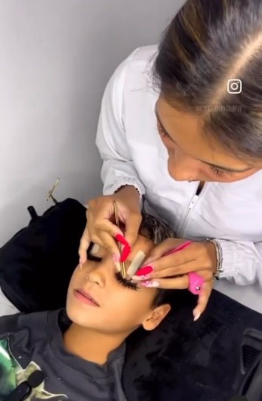 Expareja de Anuel recibe críticas por colocarle pestañas a su hijo