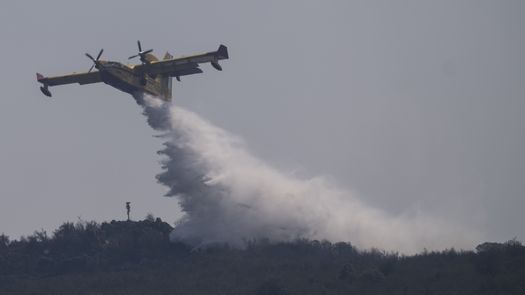 Las temperaturas superiores a los 40 grados Celsius (104 grados Fahrenheit) y la sequía han agravado los incendios forestales en España este año.&nbsp;