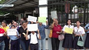 Padres de familia en colegio de Guararé
