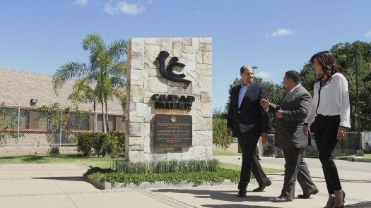 Arias visita proyecto de apoyo a mujeres en El Salvador