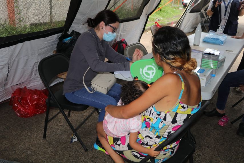 Personal del Minsa brinda atención a los migrantes venezolanos que se encuentran en el albergue habilitado en La Locería.