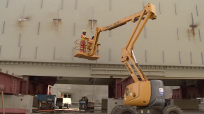 Instalan primera compuerta de ampliación del Canal en el Pacífico