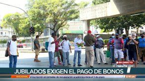 Jubilados cierran accesos a la Plaza 5 de Mayo