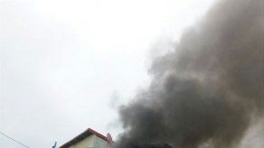 Bomberos controlan incendio registrado en multifamiliar en Colón