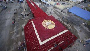 Ecuador construye réplica de antigua pirámide con rosas