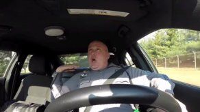 Video de policía cantando como Taylor Swift se vuelve viral