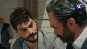 Miran junto a su tío Cihan.