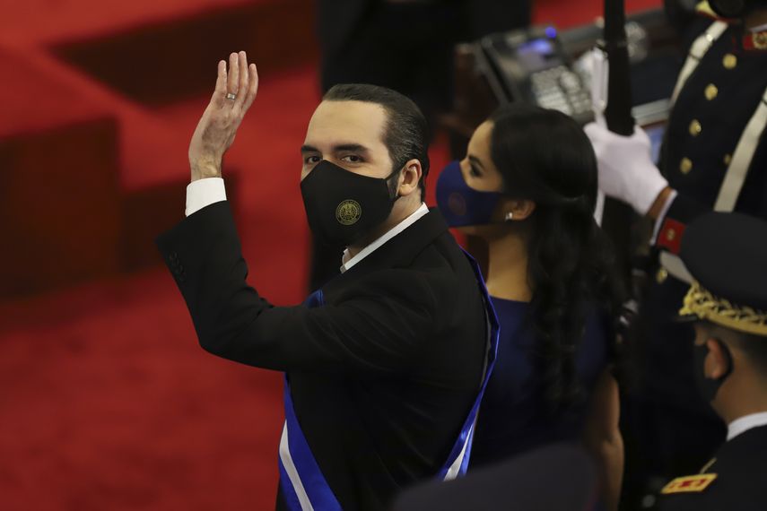 Salvadoreños protestan contra el presidente Bukele