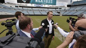 Foles firma con Jaguars y de nuevo es quarterback titular