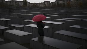 El monumento, un campo de 2,700 losas de concreto cerca de la Puerta de Brandenburgo que se inauguró en 2005.