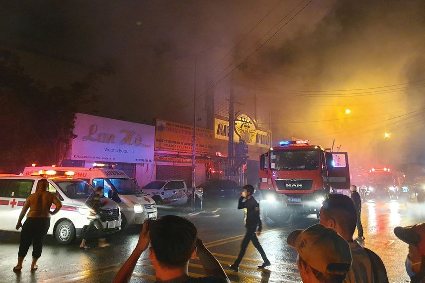 . El fuego comenzó en torno a las 21:00 del martes y atrapó a clientes y empleados en el lugar