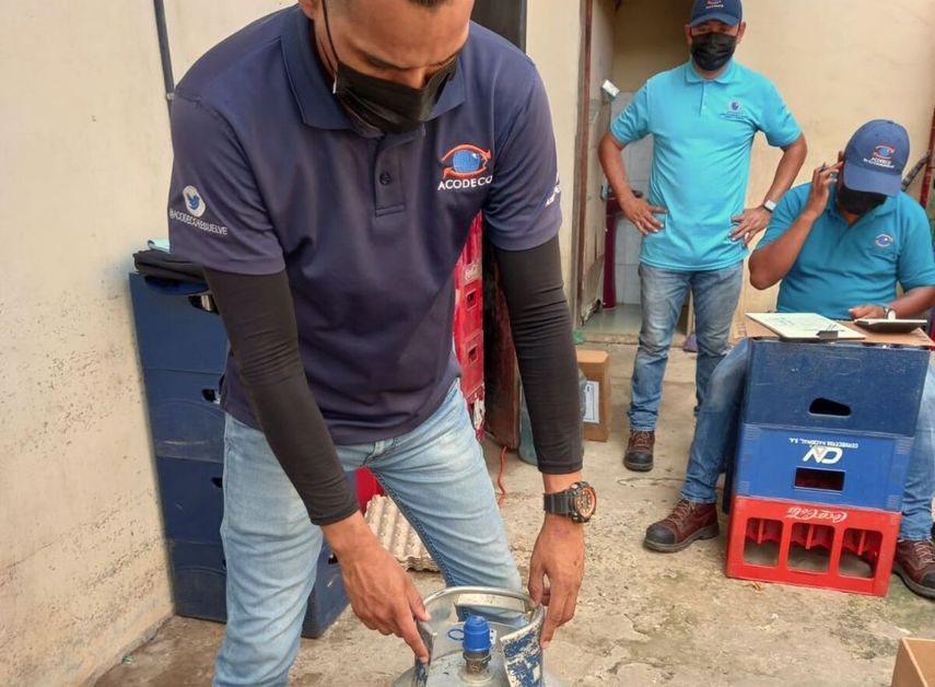 La Acodeco  hizo un operativo nacional de verificación para comprobar que las dos empresas envasadoras de gas licuado de 25 libras cumplieron con el peso neto de los cilindros.