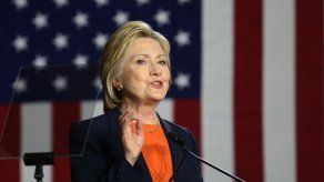 Clinton dice que elegir a Trump sería un error histórico