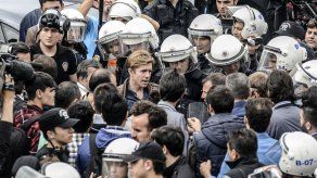 Policía turca lanza gas lacrimógeno a manifestantes en Estambul