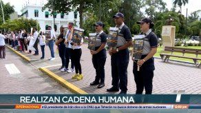 Realizan cadena humana contra la trata de personas y la pornografía infantil