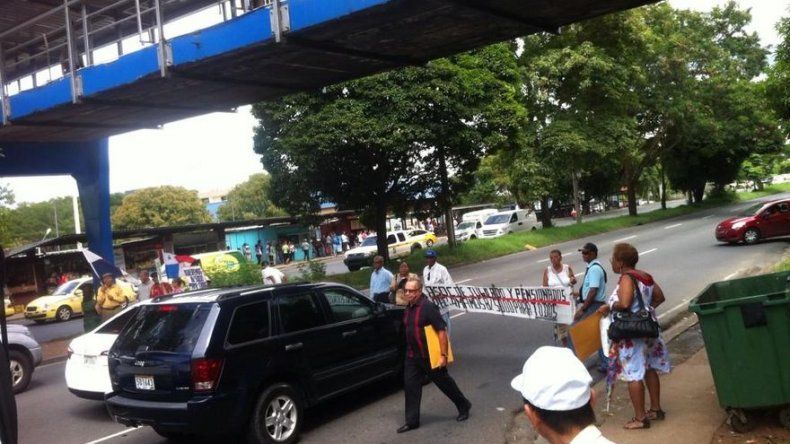 Jubilados cierran la Transístmica, insisten en aumento