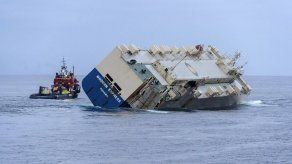 Remolcan gran carguero panameño que quedó a la deriva en Francia