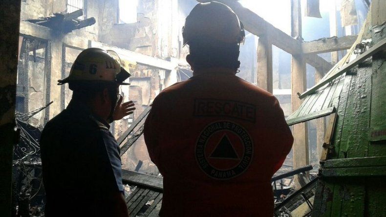 Bomberos y Sinaproc inspeccionan edificio incendiado en Plaza 5 de Mayo