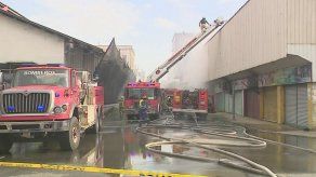 Bomberos controlan incendio en local de Avenida B