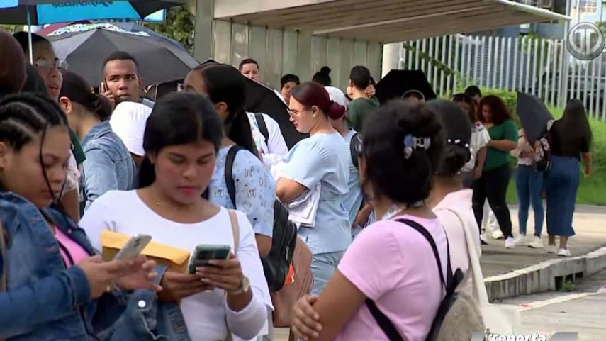 Profesionales en enfermería hacen largas filas para lograr una vacante en el sistema de salud público.