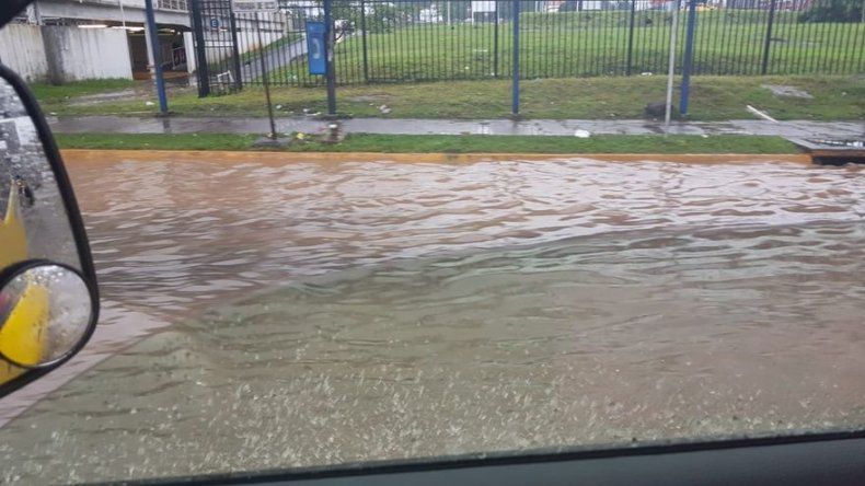 Varias vías inundadas producto de las fuertes lluvias registradas en la Capital