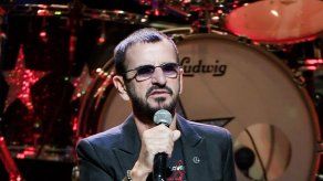 Ringo Starr y Hugh Laurie condecorados por la reina Isabel II