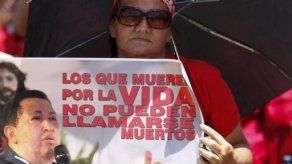 Multitudes desfilan por quinto día ante la capilla ardiente de Chávez