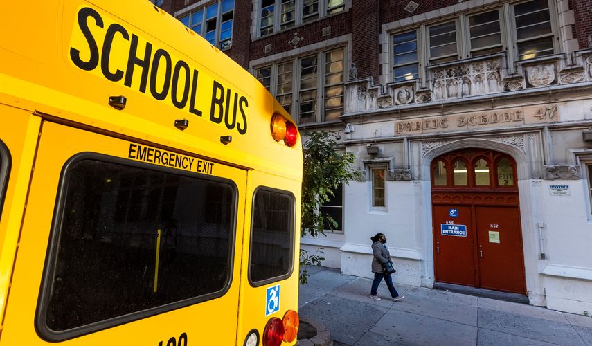 Fachada de una escuela pública en Nueva York.