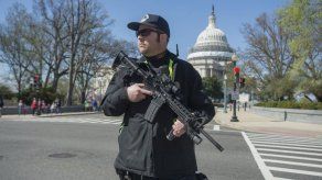 Sospechoso de ataque en Capitolio de EEUU sacó un arma y la policía le disparó