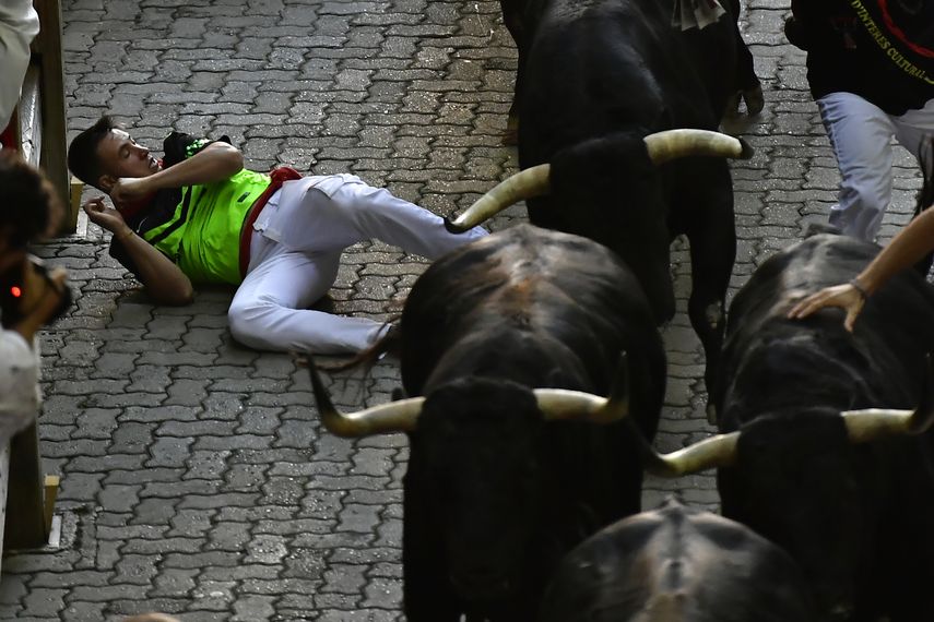 Decenas de miles de visitantes acuden a las fiestas de Pamplona.