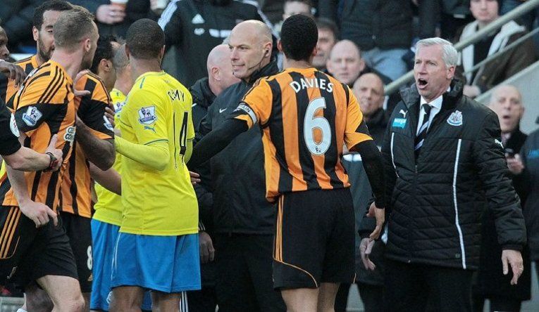 Pardew, entrenador del Newcastle, expulsado por un cabezazo a un rival