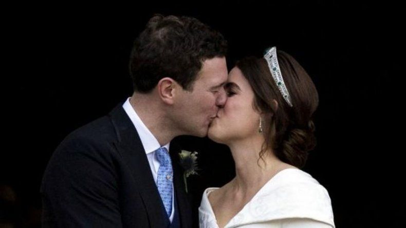 El momento más tierno de la boda de la princesa Eugenia y Brooksbank: su 1er beso de casados